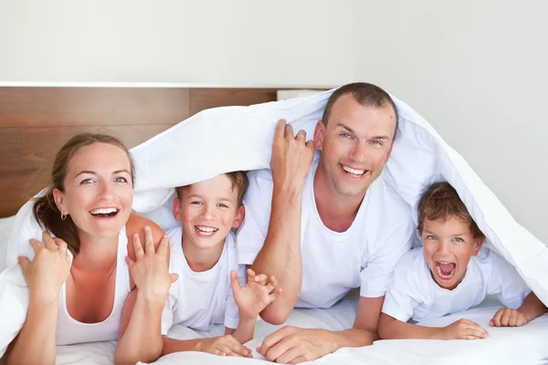 Portret van gelukkige familie in huis — Stockfoto