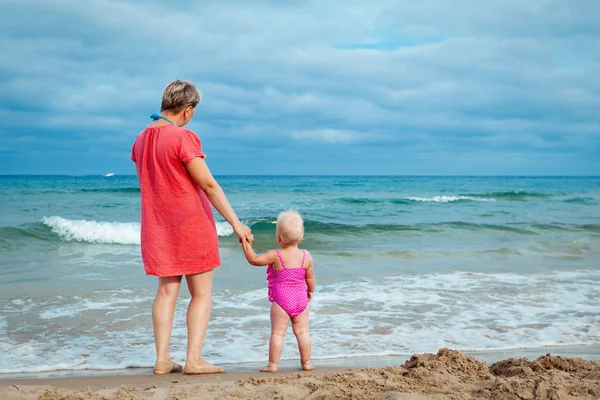 Happy mother and his little daughter at beach — Stock Photo, Image
