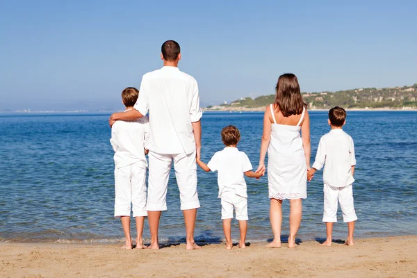 Junge Familie mit drei Kindern im Urlaub — Stockfoto