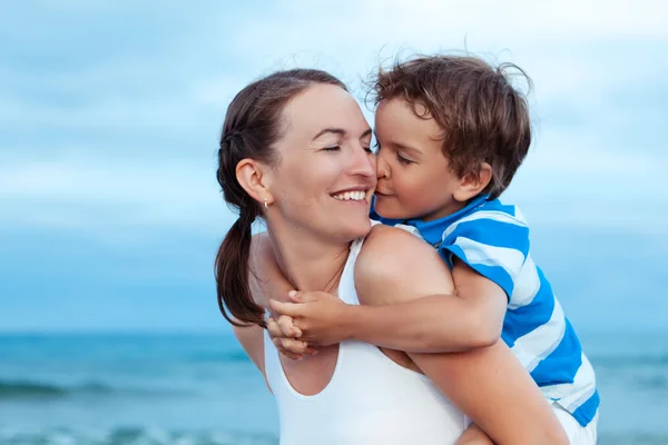 Portret szczęśliwy, matka i syn na morzu — Zdjęcie stockowe