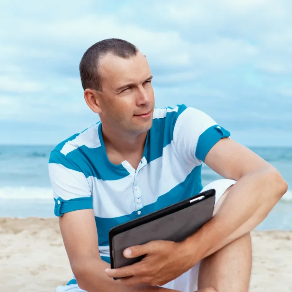 Porträt eines Mannes mit Tablet-Computer — Stockfoto