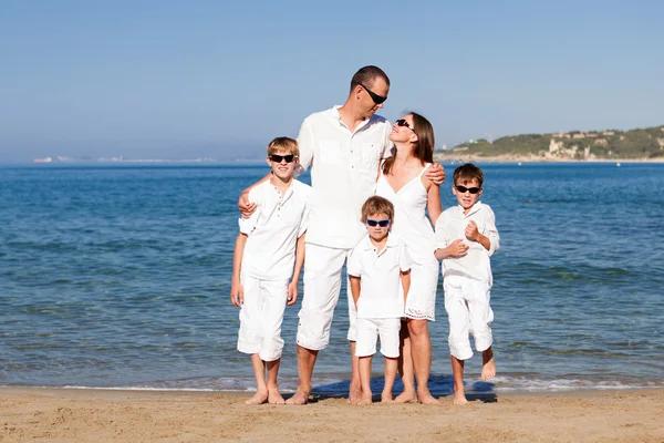 Jeune famille avec trois enfants en vacances — Photo