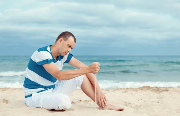 Porträt eines nachdenklichen Mannes am Strand — Stockfoto