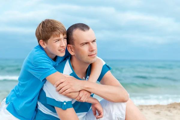 父亲和儿子坐在海 — 图库照片