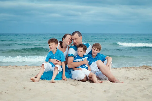 Junge Familie mit drei Kindern im Urlaub — Stockfoto