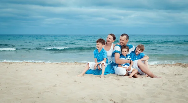 Junge Familie mit drei Kindern im Urlaub — Stockfoto