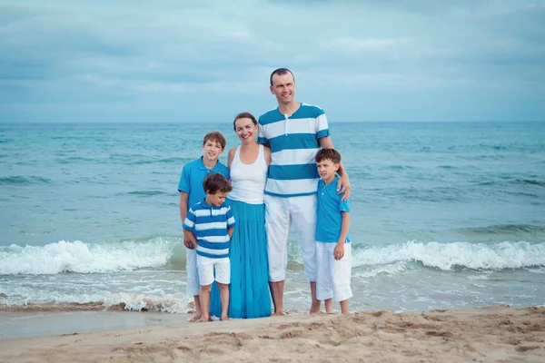Молодая семья с тремя детьми в отпуске — стоковое фото