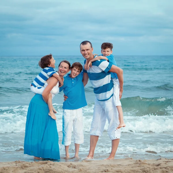 Família jovem com três filhos em férias — Fotografia de Stock