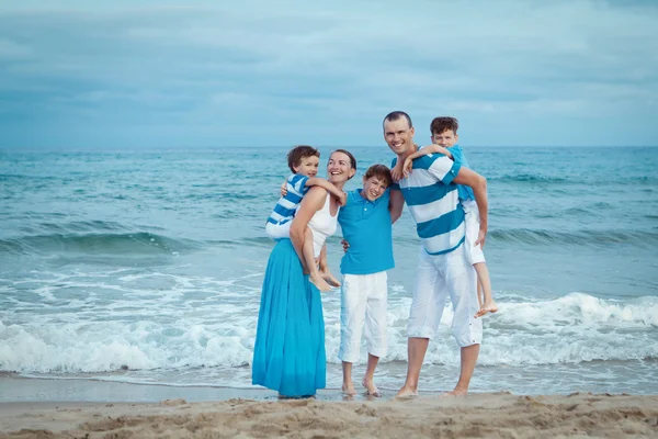 Junge Familie mit drei Kindern im Urlaub — Stockfoto