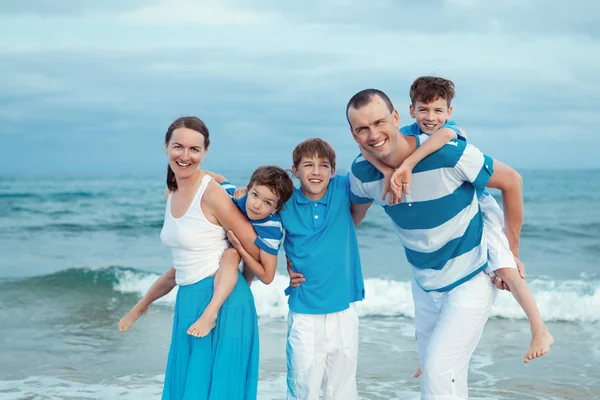 Família jovem com três filhos em férias — Fotografia de Stock