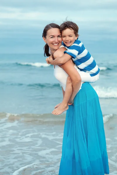 Portrait de mère heureuse et fils en mer — Photo