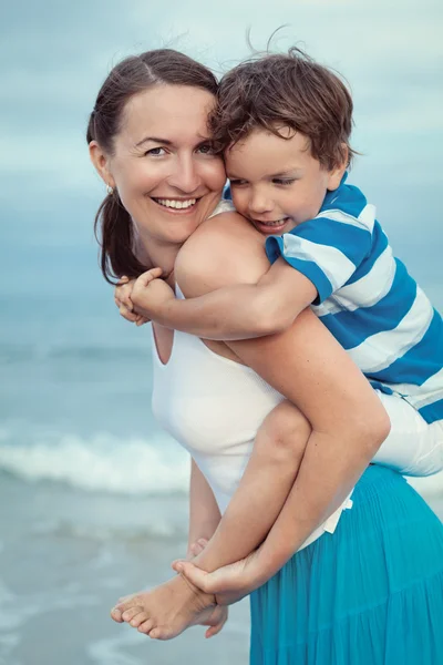 Porträt einer glücklichen Mutter und ihres Sohnes auf See — Stockfoto