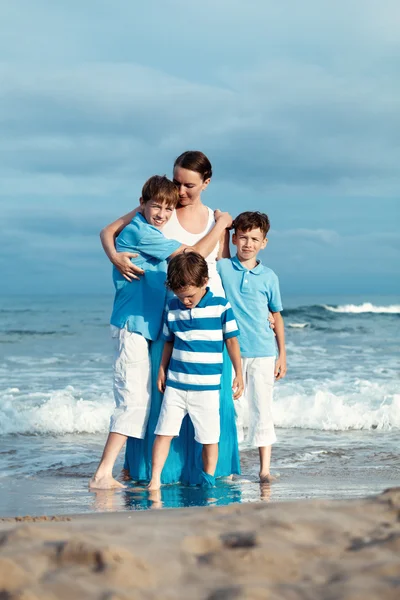 Jeune famille avec trois enfants en vacances — Photo