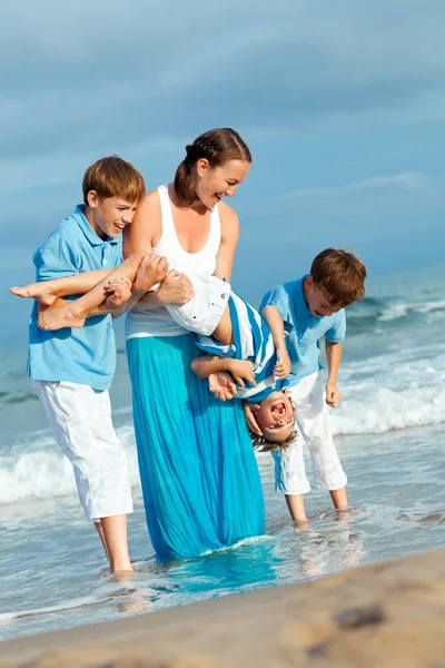 Молодая семья с тремя детьми в отпуске — стоковое фото