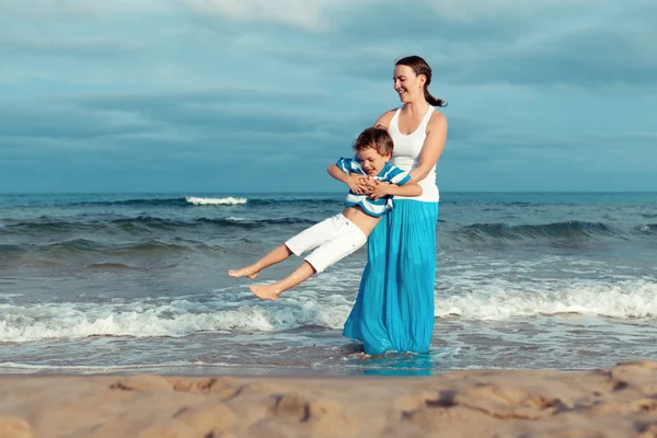 Mutlu anne ve oğlu deniz portresi — Stok fotoğraf