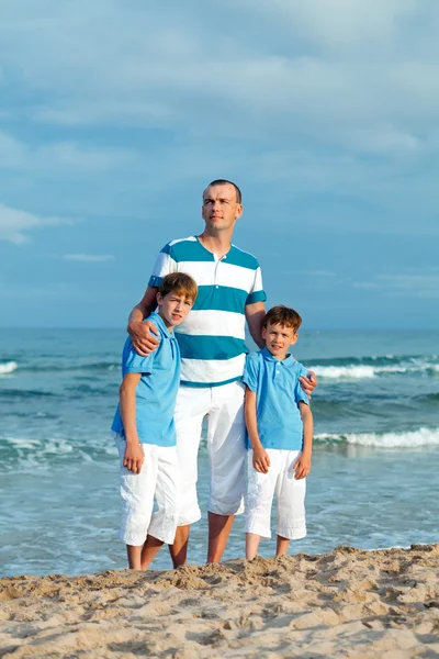 Père et fils marchant sur la plage — Photo