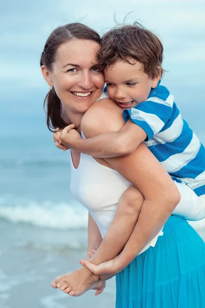 Портрет счастливой матери и сына в море — стоковое фото