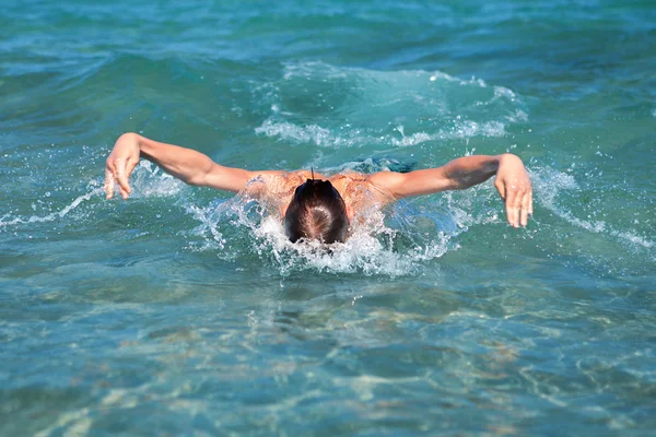 Ritratto di nuotatore in mare aperto — Foto Stock