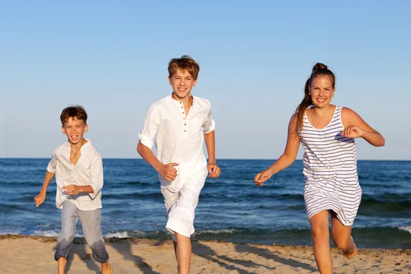 Дети бегают по пляжу — стоковое фото