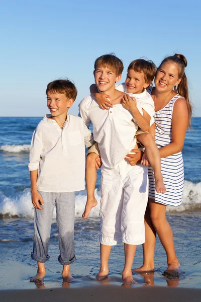 Children are standing on beach — Stock Photo, Image