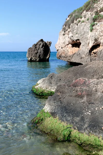 Landschap van de Middellandse Zee, rotsen, Spanje — Stockfoto