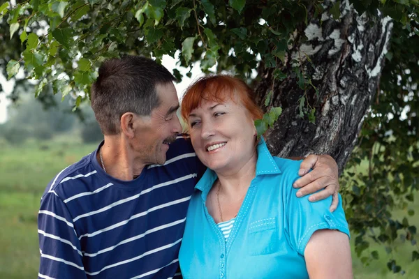 Feliz idosos casal no parque — Fotografia de Stock