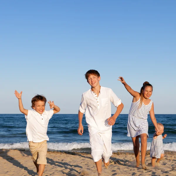 Children are running on beach — Stock Photo, Image