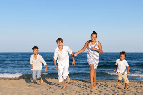 Les enfants courent sur la plage — Photo