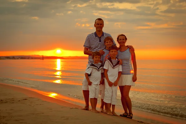 Yat yanında mutlu bir aile portresi — Stok fotoğraf