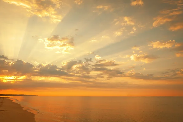 Bellissimo tramonto e spiaggia sul mare . — Foto Stock