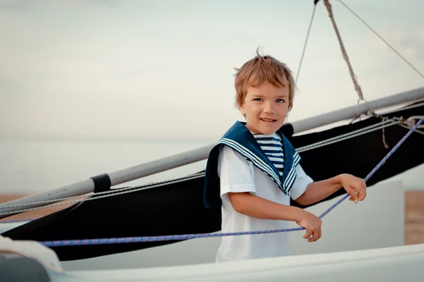 Porträt eines jungen Matrosen in der Nähe von Jacht — Stockfoto