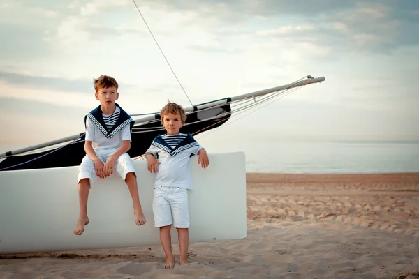 Portrait de jeunes marins près du yacht — Photo