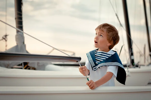 Портрет молодого моряка біля яхти — стокове фото