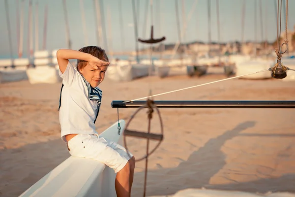 年轻水手附近游艇的肖像 — 图库照片