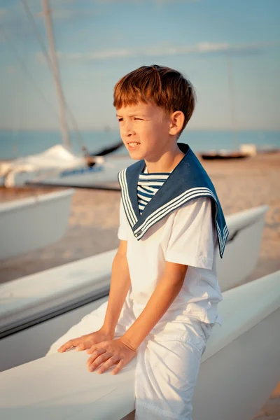 Porträt eines jungen Matrosen in der Nähe von Jacht — Stockfoto