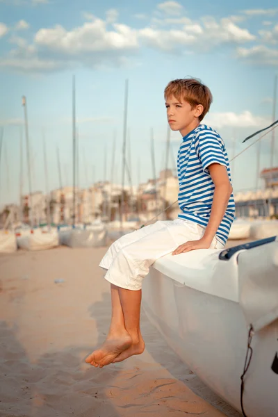 Yat yanında genç denizci portresi — Stok fotoğraf