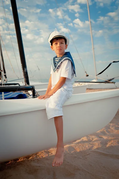 Porträtt av ung sjöman nära yacht — Stockfoto