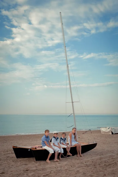 Yat yanında genç denizciler portresi — Stok fotoğraf
