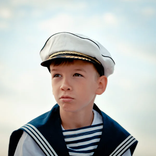 Portret van jonge zeiler in de buurt van jacht — Stockfoto