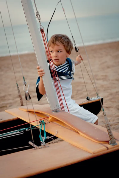 Ritratto di giovane marinaio vicino yacht — Foto Stock