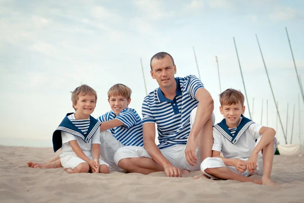 Porträt einer glücklichen Familie in der Nähe einer Jacht — Stockfoto