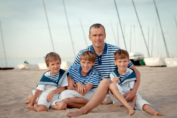 Портрет счастливой семьи рядом с яхтой — стоковое фото