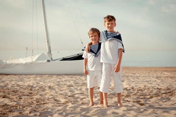 Retrato de jóvenes marineros cerca del yate — Foto de Stock