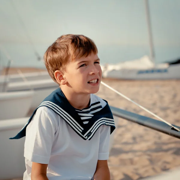 Yat yanında genç denizci portresi — Stok fotoğraf