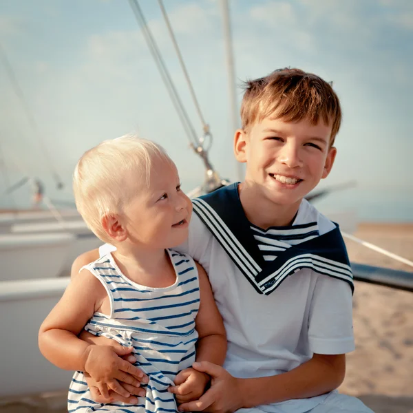 Portrait of young sailor and girl near yacht — Stock Photo, Image