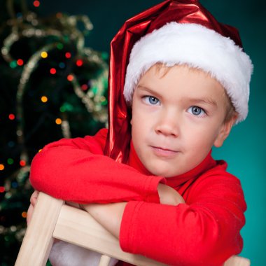 Noel Baba şapkalı mutlu küçük çocuk