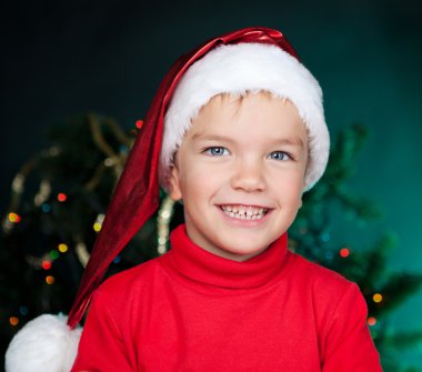 Noel Baba şapkalı mutlu küçük çocuk