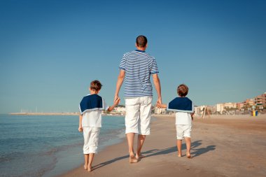 Deniz kenarında mutlu bir aile portresi