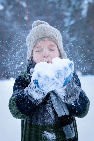 Portrait de garçon portant une écharpe, hiver — Photo