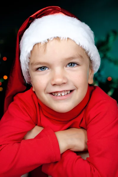 Ευτυχής μικρό αγόρι στο santa καπέλο — Φωτογραφία Αρχείου